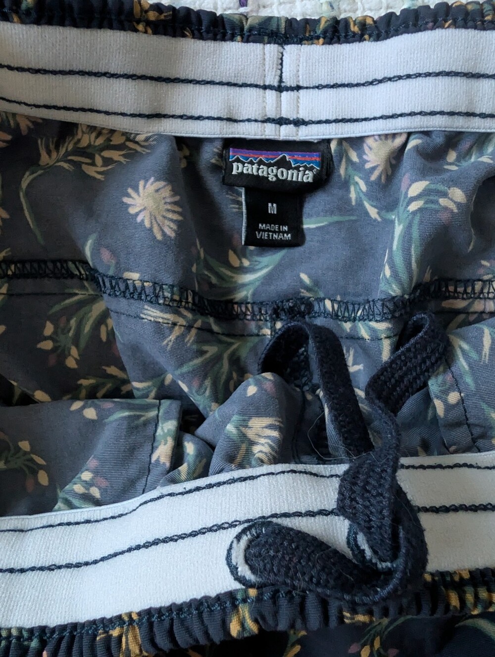 Patagonia Women's Baggies Navy Floral Elastic Waist Shorts - Picture 4 of 4